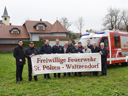 Michael Koppensteiner (Leiter Präsidialabteilung, Magistrat), Kommandant-Stellvertreter Anton Auer, Bürgermeister Matthias Stadler, Kommandant Leopold Sieder, Stadtrat Walter Hobiger, Roland Kormesser (Feuerwehreferent, Magistrat), Martin Mayer, Andrea Kriebaum, Theresa Mayer, Verwalter Leonhard Panzenböck, Johann Mayer und Ehrenkommandant Franz Brandstetter am neuen Grundstück der Freiwilligen Feuerwehr St. Pölten-Waitzendorf. (Foto: Josef Vorlaufer) 