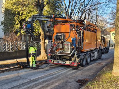 Das Foto zeigt einen Kanalspülwagen und einen Arbeiter, der gerade den Kanal spült. (Foto: Erwin Sulzer)
