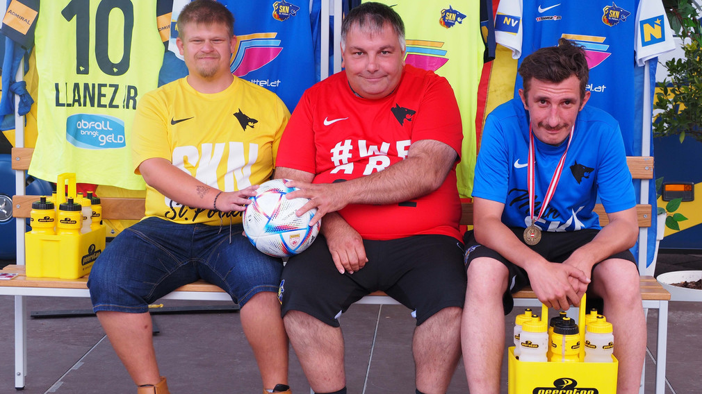 Die gesamte SKN Wolfsfamilie am Rathausplatz bei der Teampräsentation