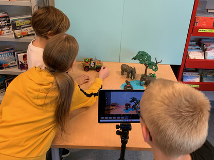 Die Teilnehmer:innen beim Aufnehmen der Kurzvideos bei dem Workshop. (Foto: Lena Paris)