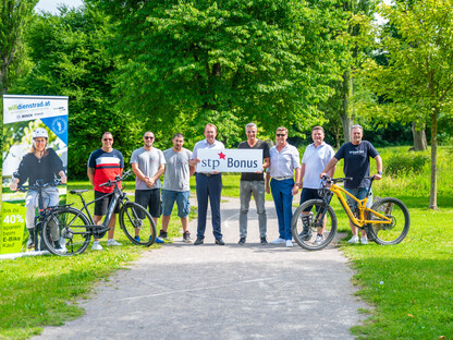 V.l.n.r.: Rene Rychnovsky (künftiger stp*Bike-Nutzer), Manuel Charous und Marius Cret (Weichberger GmbH), Bürgermeister Matthias Stadler, Personalchef Michael Paal, Harald Bauer (GF Willdienstrad GmbH), Wolfgang Denk, (GF Denk Beweg – Denk Wolfgang GmbH) und Marc Komrij (GF Trek Bicycle Austria GmbH). (Foto: Arman Kalteis)