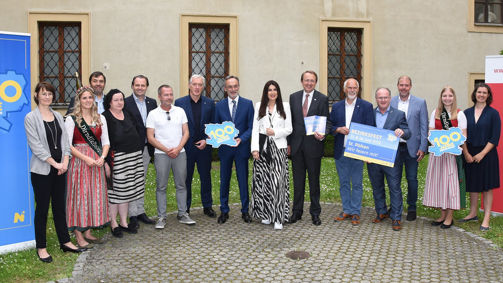 VertreterInnen aus allen teilnehmenden Regionen kamen zusammen, um das vielfältige Programm zu präsentieren. (Foto: Josef Vorlaufer)