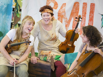 Drei Personen mit Instrumenten. (Foto: Smile! MishMash Productions, Pamela Raith Photography)