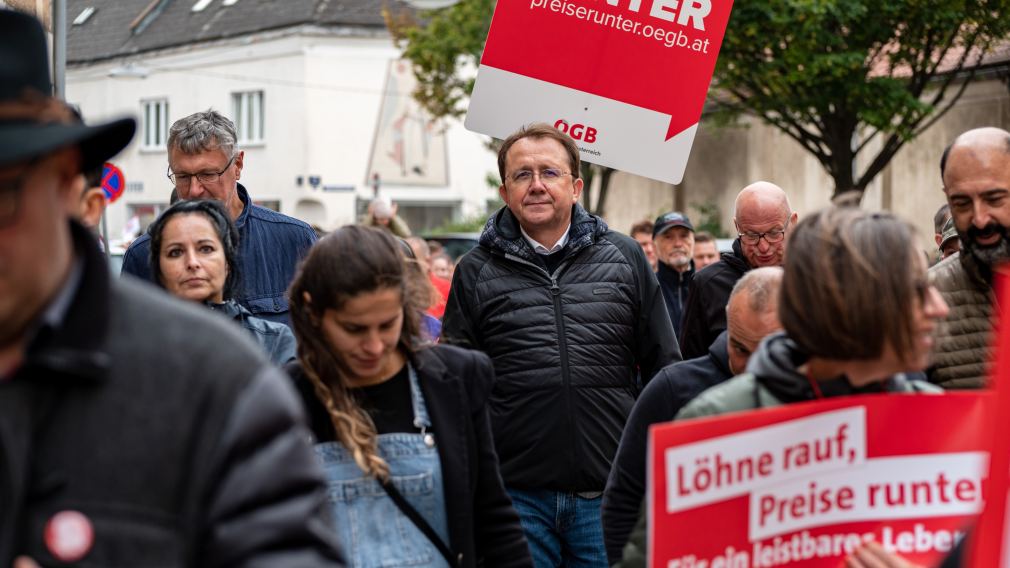 Bürgermeister Stadler in einer Menschenmenge bei der Teuerungsdemo. (Foto: Kalteis)