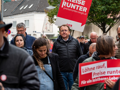 Bürgermeister Stadler in einer Menschenmenge bei der Teuerungsdemo. (Foto: Kalteis)