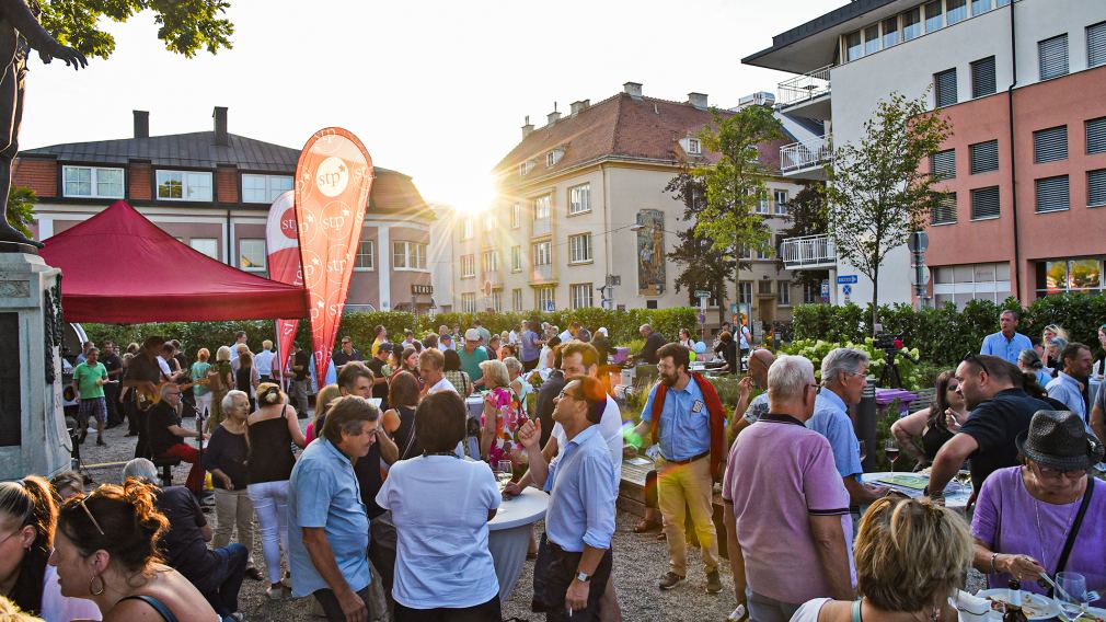 Die Spatenstichfeier im Schillerpark vor dem Hotel Metropol war gut besucht. (Foto: Josef Vorlaufer)