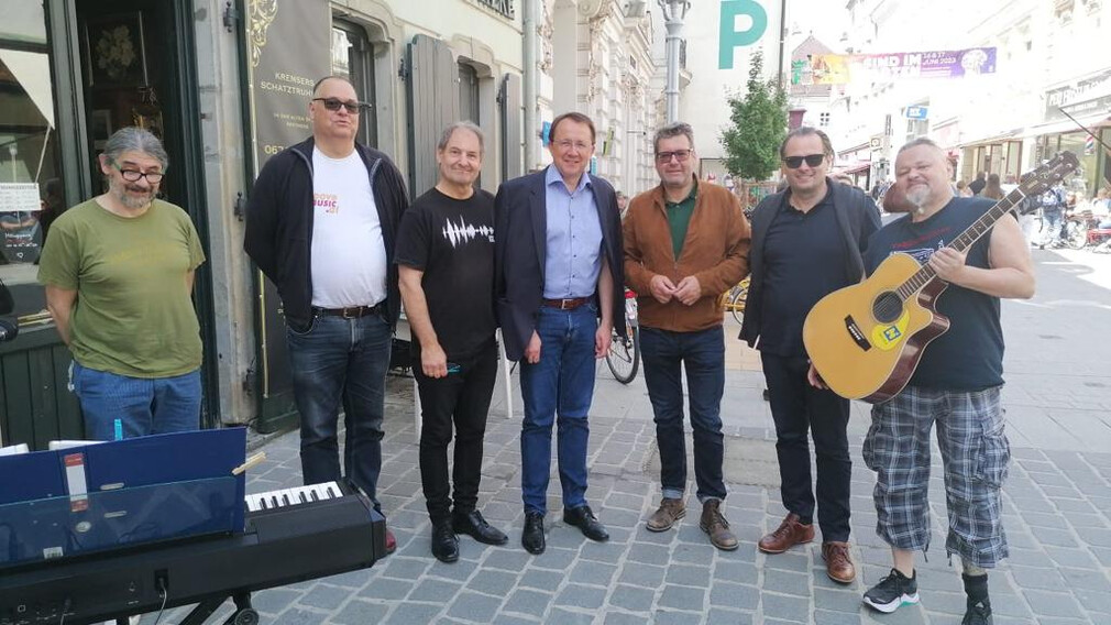 Marty Pi (rechts) mit den Fezzntandlern sowie Bürgermeister Matthias Stadler, Nationalratsabgeordneter Robert Laimer und Kulturamtsleiter Alfred Kellner. Fotos: Dietmar Zeiss