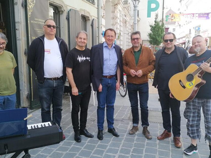 Marty Pi (rechts) mit den Fezzntandlern sowie Bürgermeister Matthias Stadler, Nationalratsabgeordneter Robert Laimer und Kulturamtsleiter Alfred Kellner. Fotos: Dietmar Zeiss