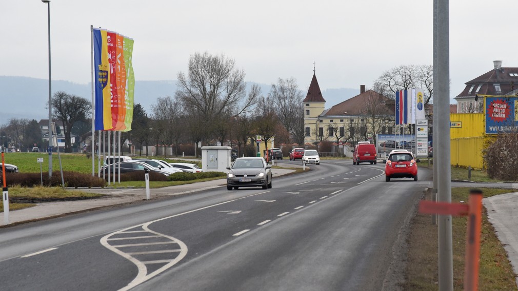 Verkehrsgeschehen auf der Sattersdorfer Hauptstraße im Bereich des Fachmarktzentrums. (Foto: Josef Vorlaufer)