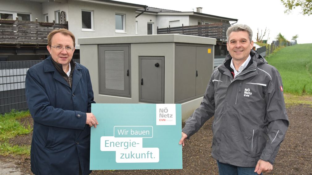 Matthias Stadler und Anton Waxenegger vor der neuen Trafostation in Altmannsdorf. (Foto: Vorlaufer)