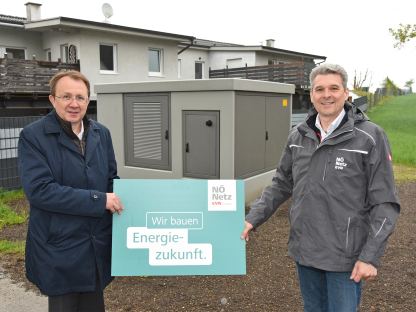 Matthias Stadler und Anton Waxenegger vor der neuen Trafostation in Altmannsdorf. (Foto: Vorlaufer)