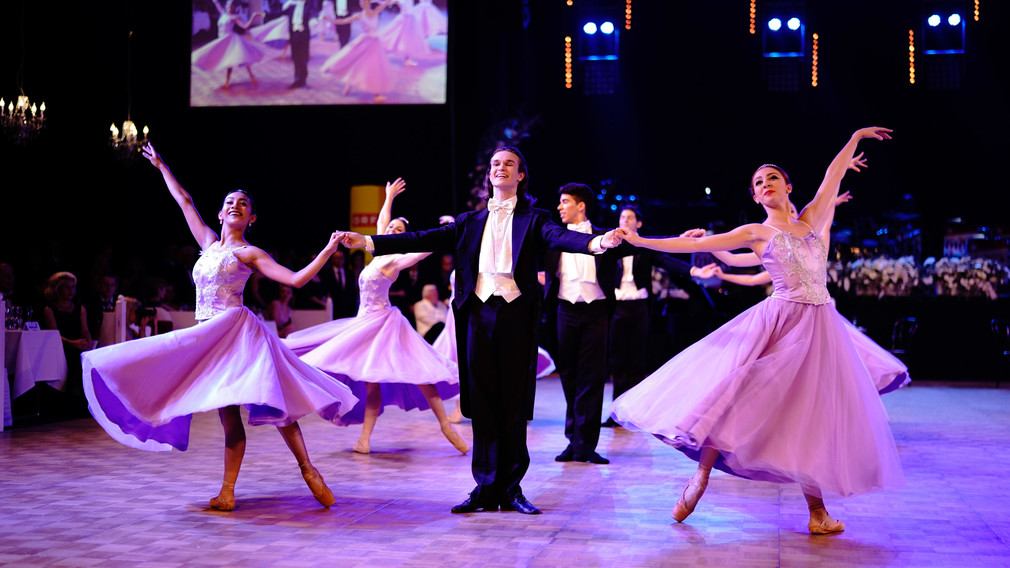 Eine Gruppe von Tänzerinnen und Tänzern bei einer Performance am Hauptstadtball. (Foto: Josef Bollwein)