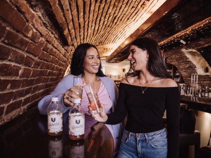 Zwei Frauen in Lokal mit Gläser in der Hand.(Foto: Ines Androsevic).