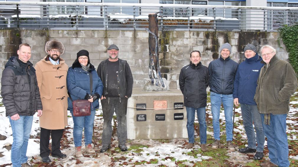 Am 7. Dezember präsentierte der Traisen-Wasserverband die Skulptur „Tragisana“. Am Foto v.l.n.r.: Harald Prinz (Geschäftsführer Traisen-Wasserverband), Vizebürgermeister Harald Ludwig, Eveline und Jürgen Zöchling (Mitarbeiter Traisen-Wasserverband und Kunstschmied), Jürgen Eberstaller (Fa. ezb – TB Eberstaller GmbH, Sponsor), Thomas Krassnitzer und Bauführer Andreas Gruber (Amt der NÖ LR – Abteilung WA3) und Hannes Gabriel (Fa. DonauConsult Ingenieurbüro GmbH, Sponsor). (Foto: Josef Vorlaufer)