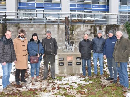 Am 7. Dezember präsentierte der Traisen-Wasserverband die Skulptur „Tragisana“. Am Foto v.l.n.r.: Harald Prinz (Geschäftsführer Traisen-Wasserverband), Vizebürgermeister Harald Ludwig, Eveline und Jürgen Zöchling (Mitarbeiter Traisen-Wasserverband und Kunstschmied), Jürgen Eberstaller (Fa. ezb – TB Eberstaller GmbH, Sponsor), Thomas Krassnitzer und Bauführer Andreas Gruber (Amt der NÖ LR – Abteilung WA3) und Hannes Gabriel (Fa. DonauConsult Ingenieurbüro GmbH, Sponsor). (Foto: Josef Vorlaufer)