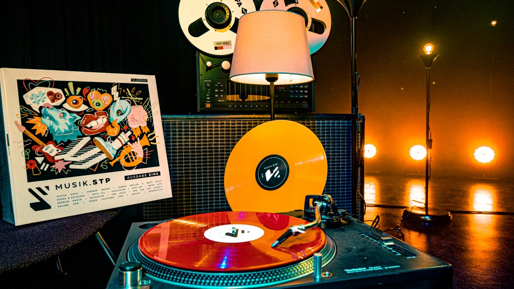 Der neue musik.stp Vinyl Sampler in den Farben rot und gelb. (Foto: Arman Kalteis)