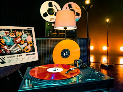 Der neue musik.stp Vinyl Sampler in den Farben rot und gelb. (Foto: Arman Kalteis)