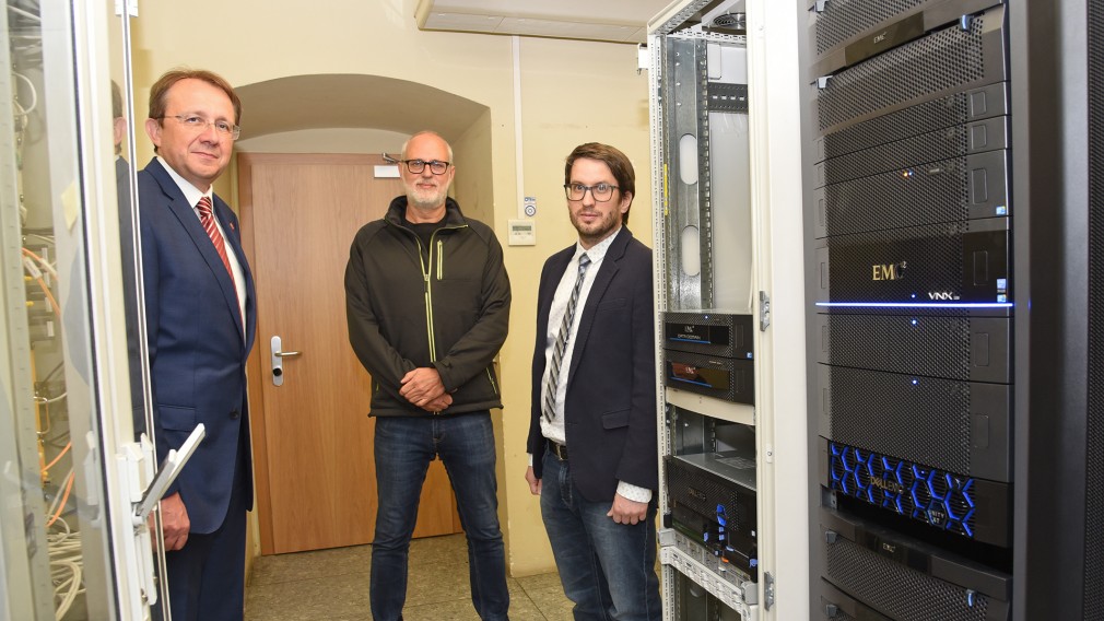 Bürgermeister Matthias Stadler, Sicherheitsbeauftragter Peter Puchner und Mario Schartner. (Foto: Josef Vorlaufer)