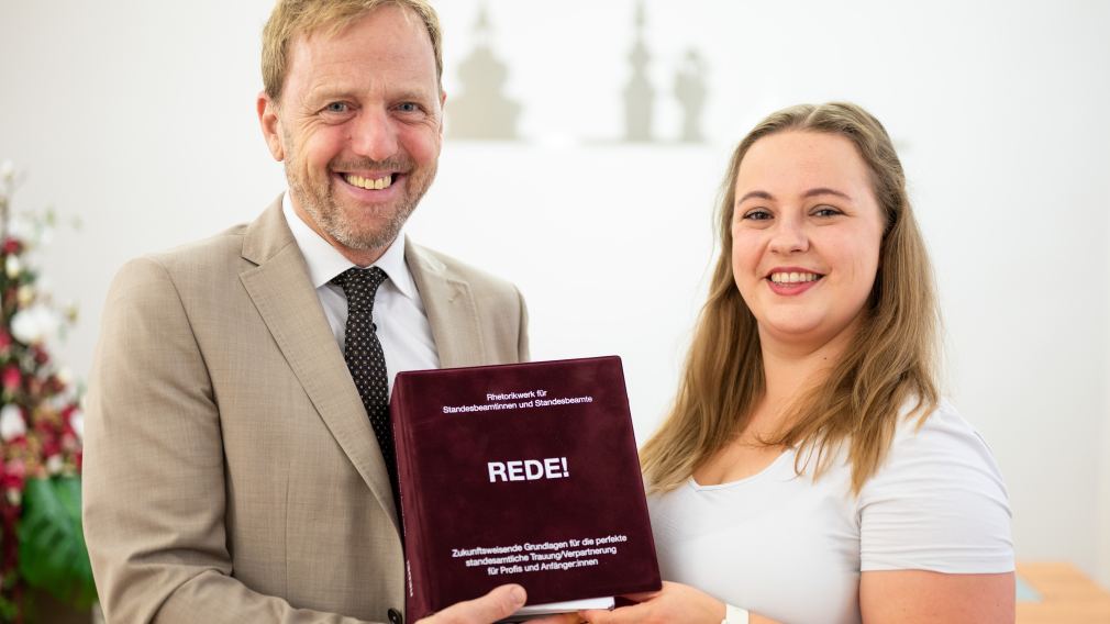 Auf dem Foto sind Standesbeamtin Nathalie Rattenberger und Leiter des Bürgerservice der Stadt St. Pölten Martin Koutny mit ihrem Fachbuch "Rede!" zu sehen. (Foto: Arman Kalteis)