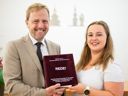 Auf dem Foto sind Standesbeamtin Nathalie Rattenberger und Leiter des Bürgerservice der Stadt St. Pölten Martin Koutny mit ihrem Fachbuch 