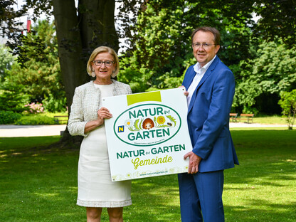 Landeshauptfrau Johanna Mikl-Leitner übergibt die Auszeichnung „Natur im Garten“ Gemeinde als Tafel an Bürgermeister Matthias Stadler im Sparkassenpark St. Pölten. (Foto: Christian Krückel)