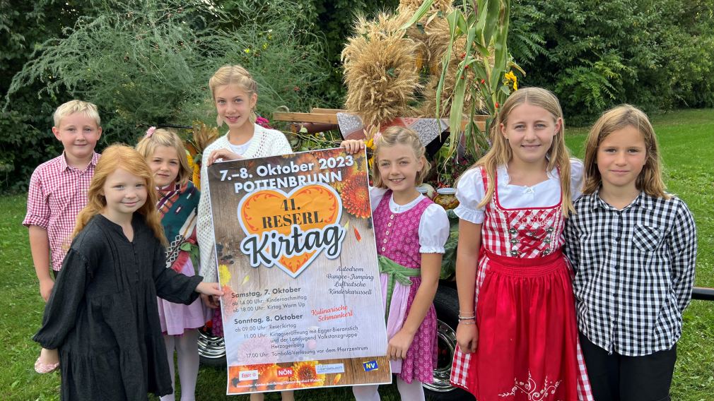 Kinder halten ein Plakat des Reserlkirtags in Pottenbrunn. (Foto: Bernhard Wiehalm)
