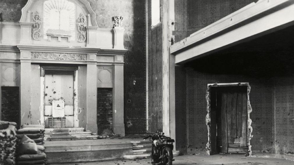 Eine Abbildung der Verwüstung im Zuge des Novemberpogromes 1938 in der Synagoge St. Pölten. (Foto: Stadtmuseum)