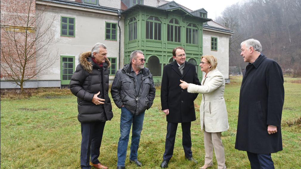 Fünf Personen vor einem Haus. (Foto: Vorlaufer)