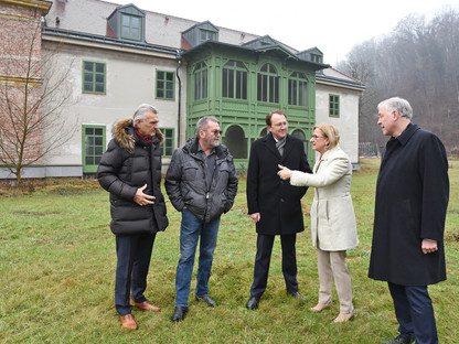 Fünf Personen vor einem Haus. (Foto: Vorlaufer)