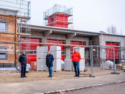  Feuerwehrkommandant Helmut Stadlbauer, Bürgermeister Matthias Stadler und der Geschäftsführer der Immobiliengesellschaft St. Pölten Martin Sadler stehen vor dem neuen Feuerwehrhaus der FF viehofen, das sich noch im Bau befindet.