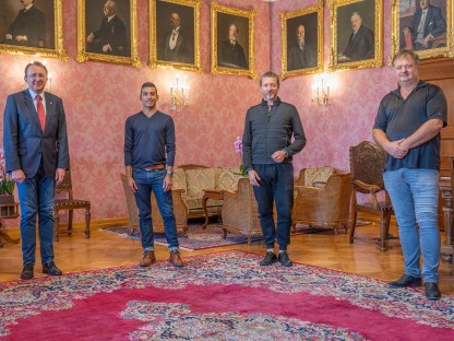 Bürgermeister Matthias Stadler, Nelson Reguera, Renato Zanella und Michael Fichtenbaum stehend im Bürgermeisterzimmer.(Foto: Arman Kalteis).
