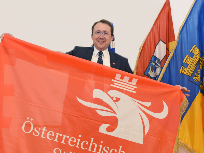 Bürgermeister Matthias Stadler hält die Fahne des Österreichischen Städtebundes (Foto: Josef Vorlaufer).