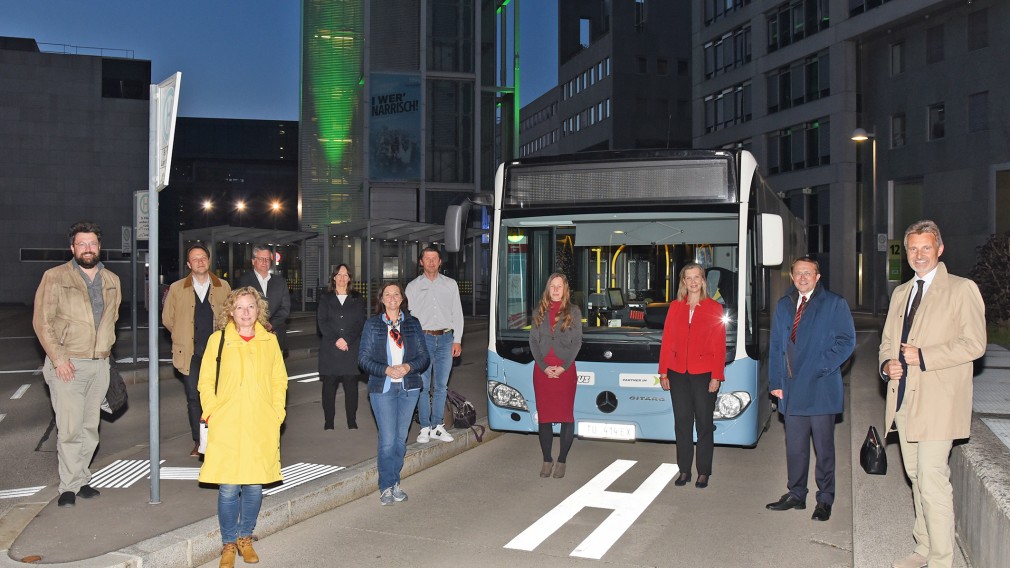 Elf Personen vor dem LUP-Bus in der Haltestelle im Regierungsviertel bei Nacht. (Foto: Vorlaufer)