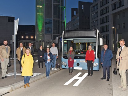 Elf Personen vor dem LUP-Bus in der Haltestelle im Regierungsviertel bei Nacht. (Foto: Vorlaufer)