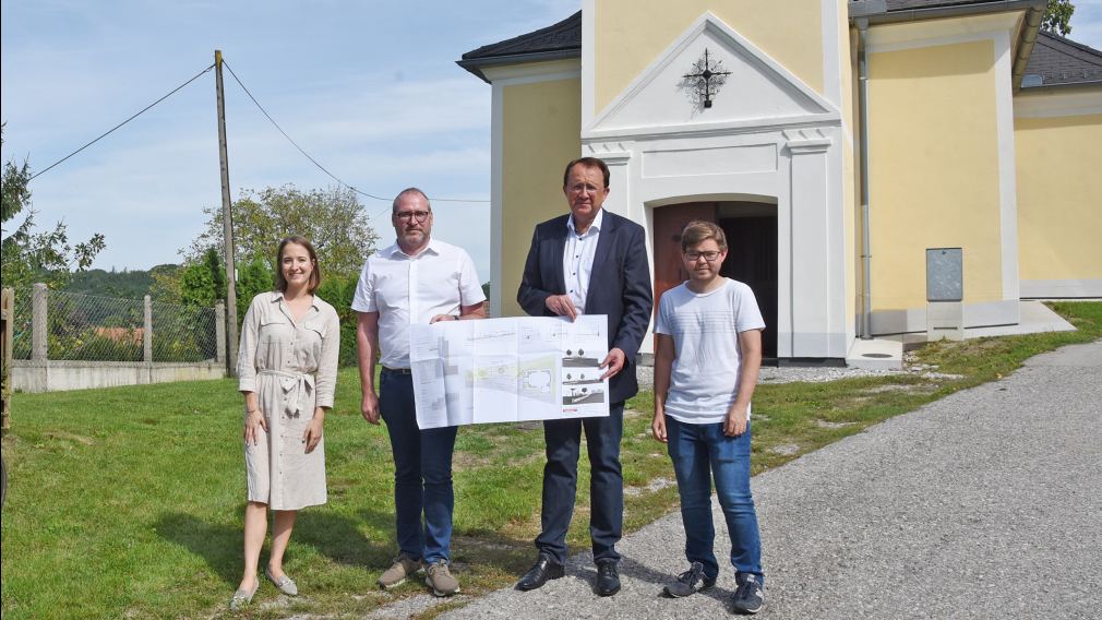 Carina Wenda (Stadtplanung), Anton Mayer (Dorferneuerungsverein), Bürgermeister Matthias Stadler und Konstantin Kohl (Obmann Dorferneuerungsverein) am Platz vor der Kapelle. (Foto: Josef Vorlaufer)