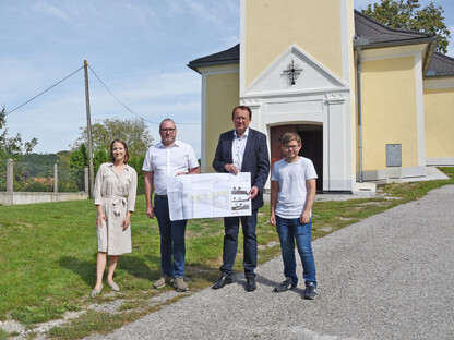 Carina Wenda (Stadtplanung), Anton Mayer (Dorferneuerungsverein), Bürgermeister Matthias Stadler und Konstantin Kohl (Obmann Dorferneuerungsverein) am Platz vor der Kapelle. (Foto: Josef Vorlaufer)