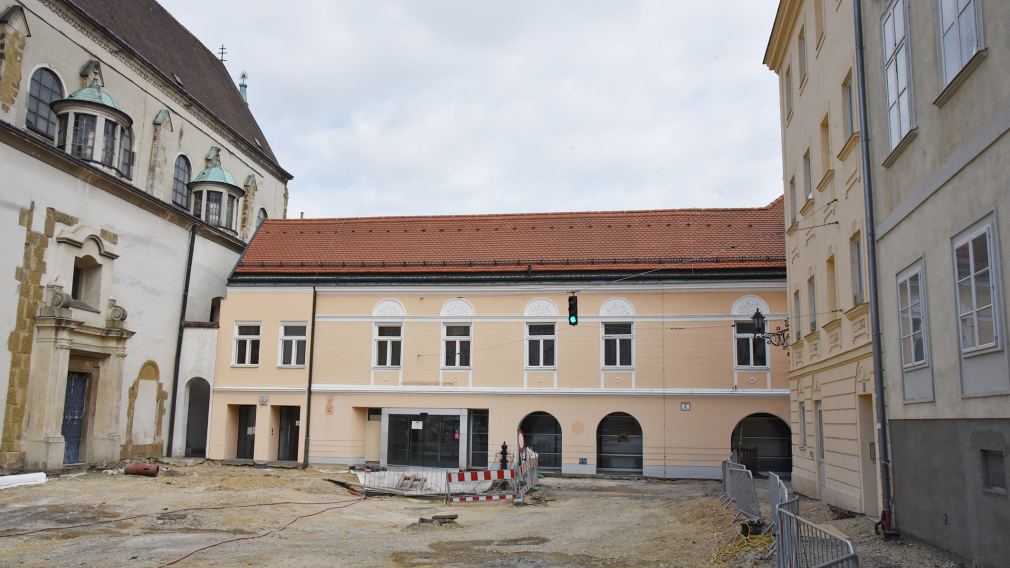 Das ehemalige Oberbank-Gebäude wird zur Stadtbibliothek umgebaut und soll künftig eine Anlaufstelle für alle St. Pöltner:innen sein. (Foto: Josef Vorlaufer)
