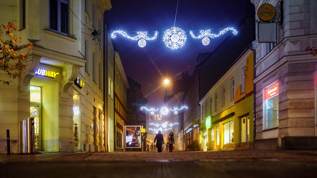 Die neue Winterbeleuchtung in der Franziskanergasse am Abend. (Foto: Josef Bollwein)
