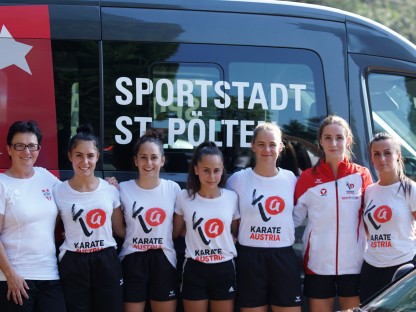 Karathe-Sportlerinnen posieren vor dem Sportbus der Stadt St. Pölten