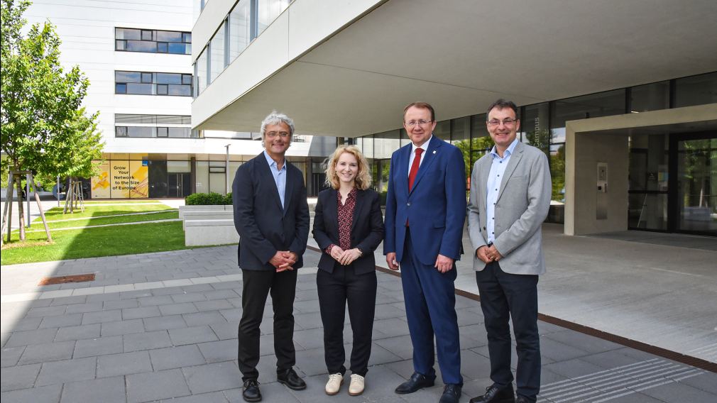 FH-Geschäftsführer Hannes Raffaseder, Bundesministerin Eva-Maria Holzleitner, Bürgermeister Matthias Stadler und FH-Geschäftsführer Johann Haag vor dem Campus St. Pölten. (Foto: Josef Vorlaufer)