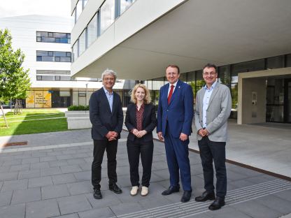 FH-Geschäftsführer Hannes Raffaseder, Bundesministerin Eva-Maria Holzleitner, Bürgermeister Matthias Stadler und FH-Geschäftsführer Johann Haag vor dem Campus St. Pölten. (Foto: Josef Vorlaufer)