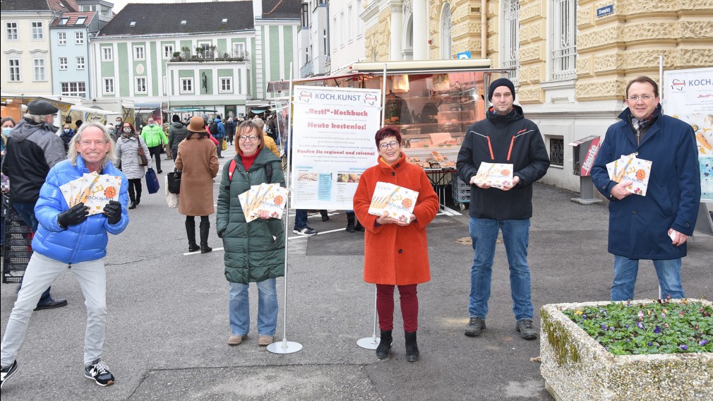 Vorstellung und Verteilung des „Restl“-Kochbuches am St. Pöltner Domplatz. (Foto: Josef Vorlaufer)