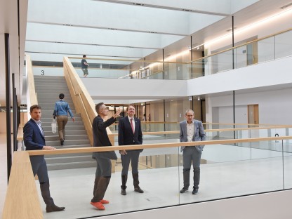 Vier Personen besichtigen den Innenraum des neuen Campus.(Foto: Josef Vorlaufer)