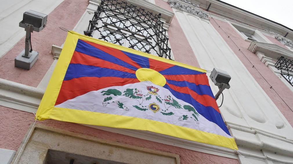 Tibet Fahne am Rathaus. (Foto: Josef Vorlaufer)