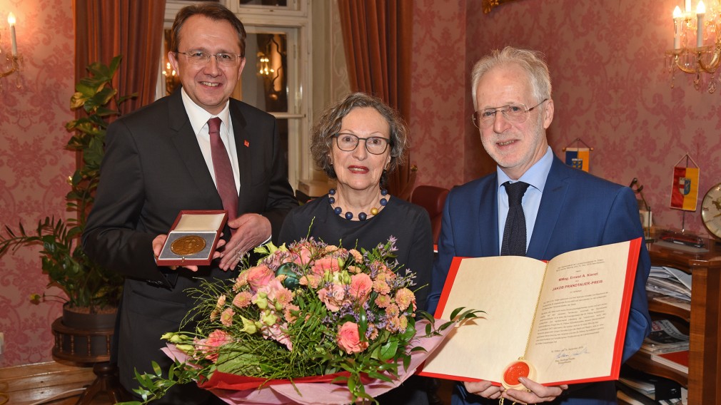 Jakob-Prandtauer-Preisträger 2019 Mag.Mag. Ernest Kienzl mit Gattin Renate Kienzl und Bürgermeister Mag. Matthias Stadler im Rathaus. (Foto: Josef Vorlaufer)