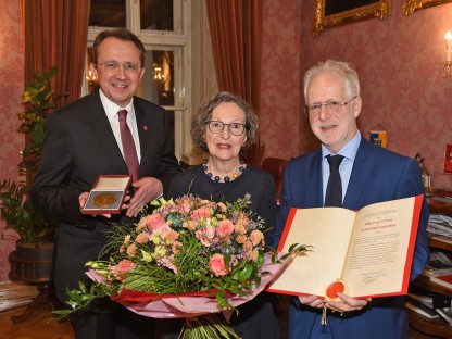 Jakob-Prandtauer-Preisträger 2019 Mag.Mag. Ernest Kienzl mit Gattin Renate Kienzl und Bürgermeister Mag. Matthias Stadler im Rathaus. (Foto: Josef Vorlaufer)