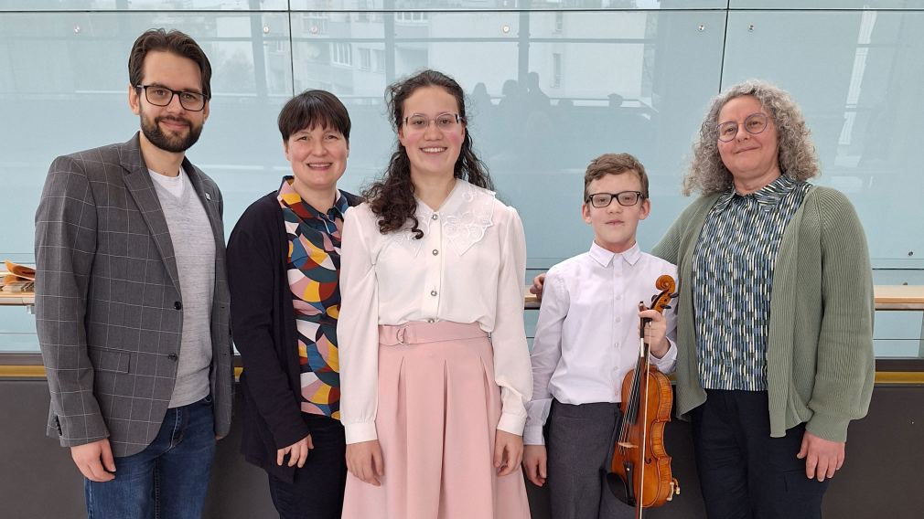 Lukas Schönsgibl (Leiter Musikschule), Isabel Ettenauer (Lehrkraft), Illona Gáal Gyulai (Silber mit sehr gutem Erfolg), Árpád Gáal Gyulai (1. Preis mit Berechtigung zum Bundeswettbewerb) und Alexandra Rapptisch (Lehrkraft). (Foto: Musikschule St. Pölten)