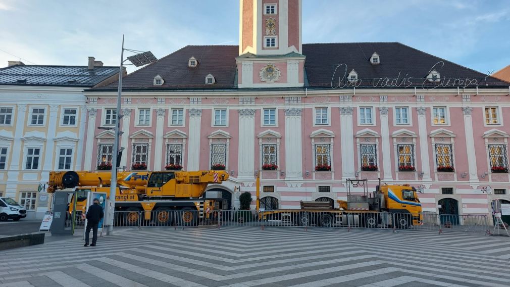 Der Kran kommt und wird die Befestigung in den Turm heben.