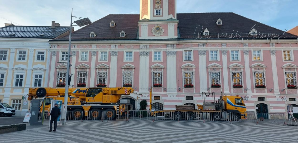 Der Kran kommt und wird die Befestigung in den Turm heben.