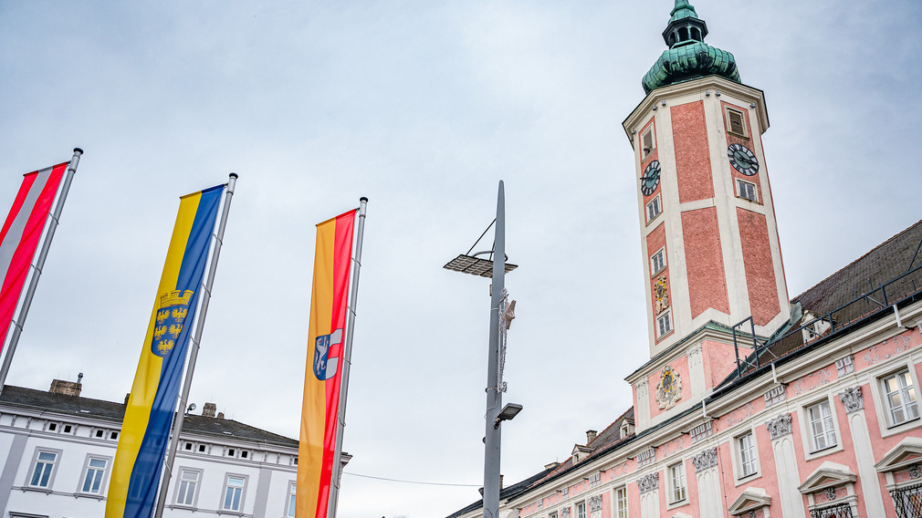 Blick auf das Rathaus. Im Vordergrund sind die Fahnen von Österreich, Niederösterreich und St. Pölten zu sehen. (Foto Arman Kalteis)